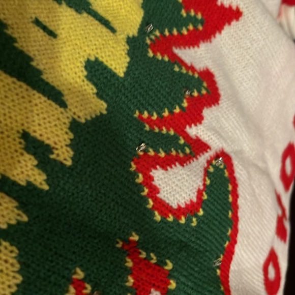 Men’s 3x Grinch Sweater and Vinyl Crown with lights worn once for < 15 mins 4pic - Picture 5 of 10